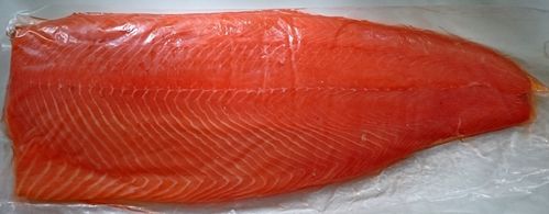 Lachsfilet gesalzen im Vakuum mit Haut(gefroren)