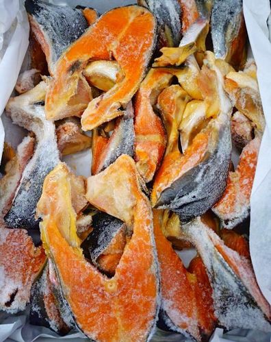 Кусочки лосося (горловая обрезь) холодного копчения